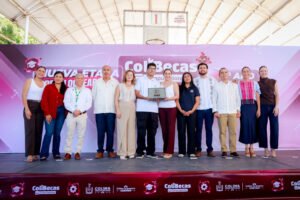 Reciben estudiantes de UdeC computadoras del programa ColiBecas_d